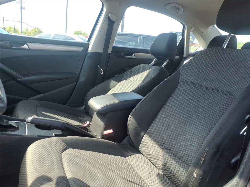 Volkswagen Passat 2.5L S W/Appearance 2013