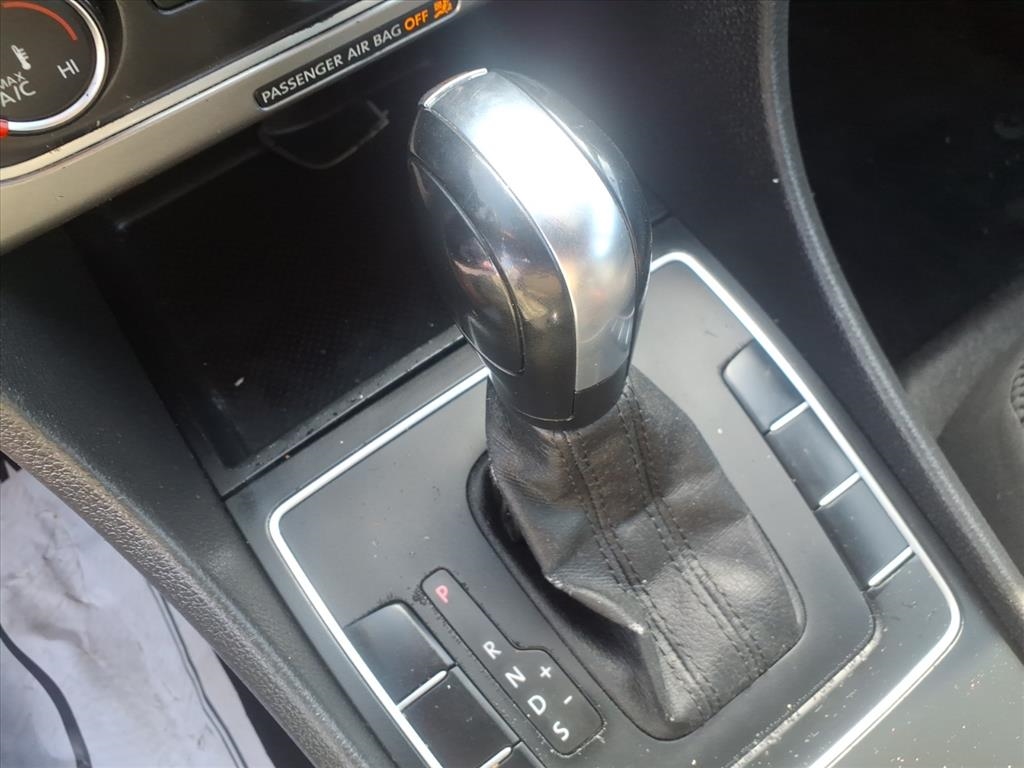 Volkswagen Passat 2.5L S W/Appearance 2013