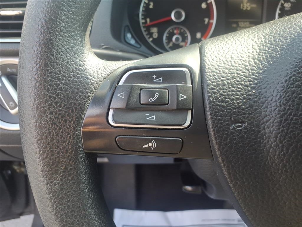 Volkswagen Passat 2.5L S W/Appearance 2013