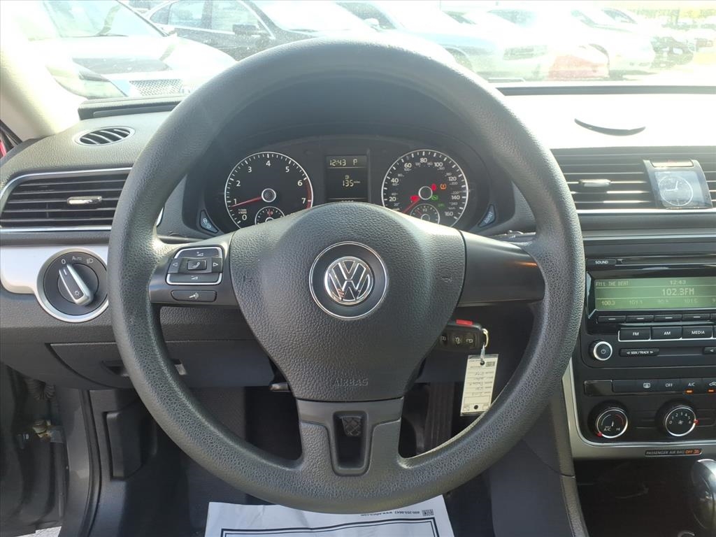 Volkswagen Passat 2.5L S W/Appearance 2013