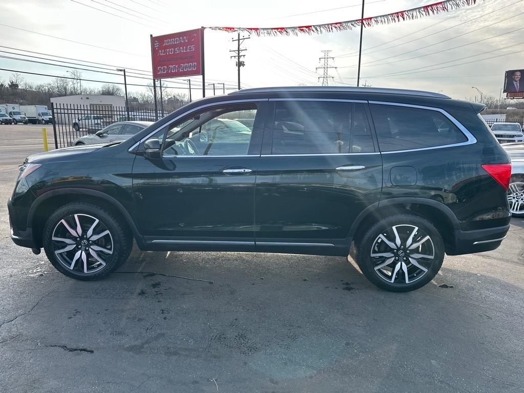 Honda Pilot Touring w/Rear Captain's Chairs AWD 2020