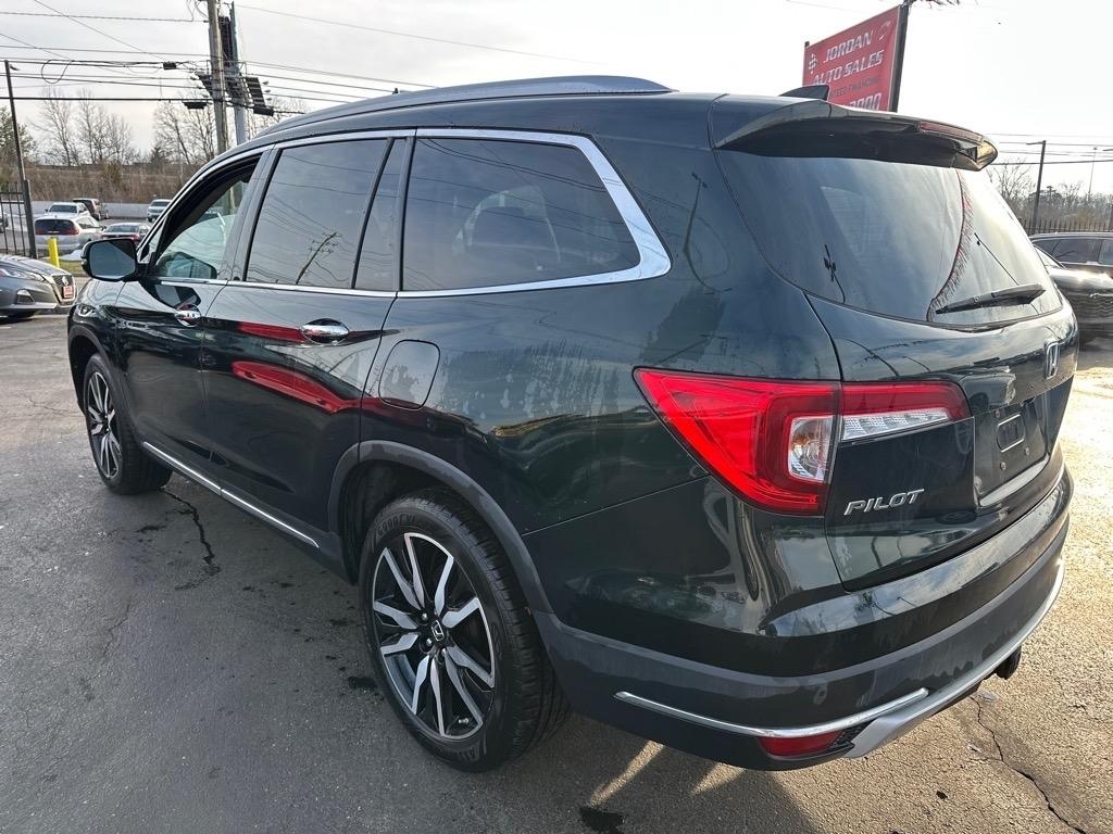 Honda Pilot Touring w/Rear Captain's Chairs AWD 2020