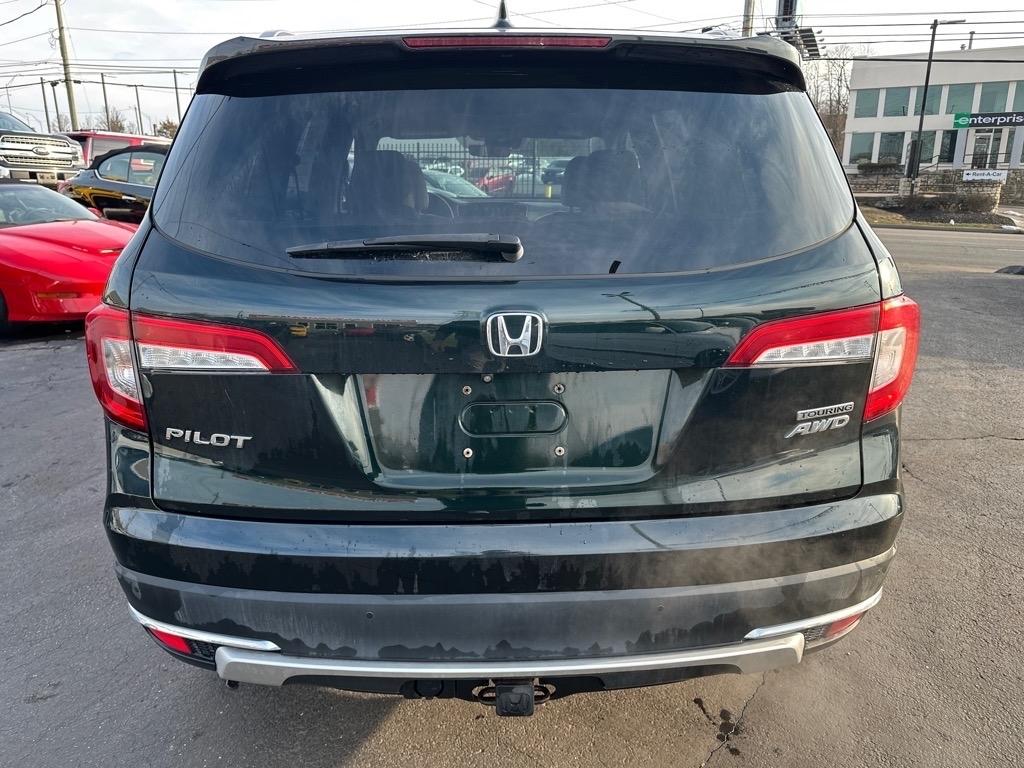 Honda Pilot Touring w/Rear Captain's Chairs AWD 2020