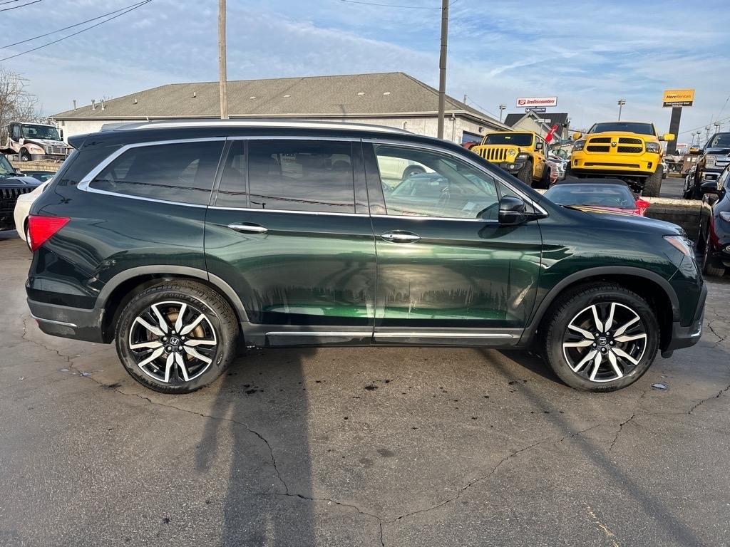 Honda Pilot Touring w/Rear Captain's Chairs AWD 2020