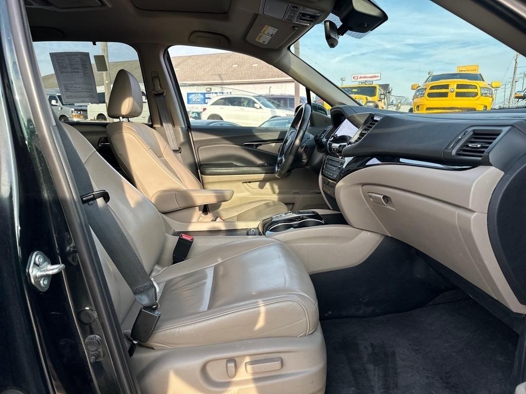 Honda Pilot Touring w/Rear Captain's Chairs AWD 2020