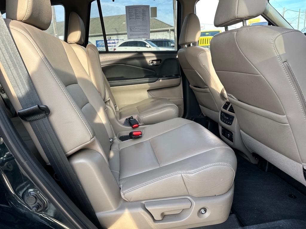 Honda Pilot Touring w/Rear Captain's Chairs AWD 2020