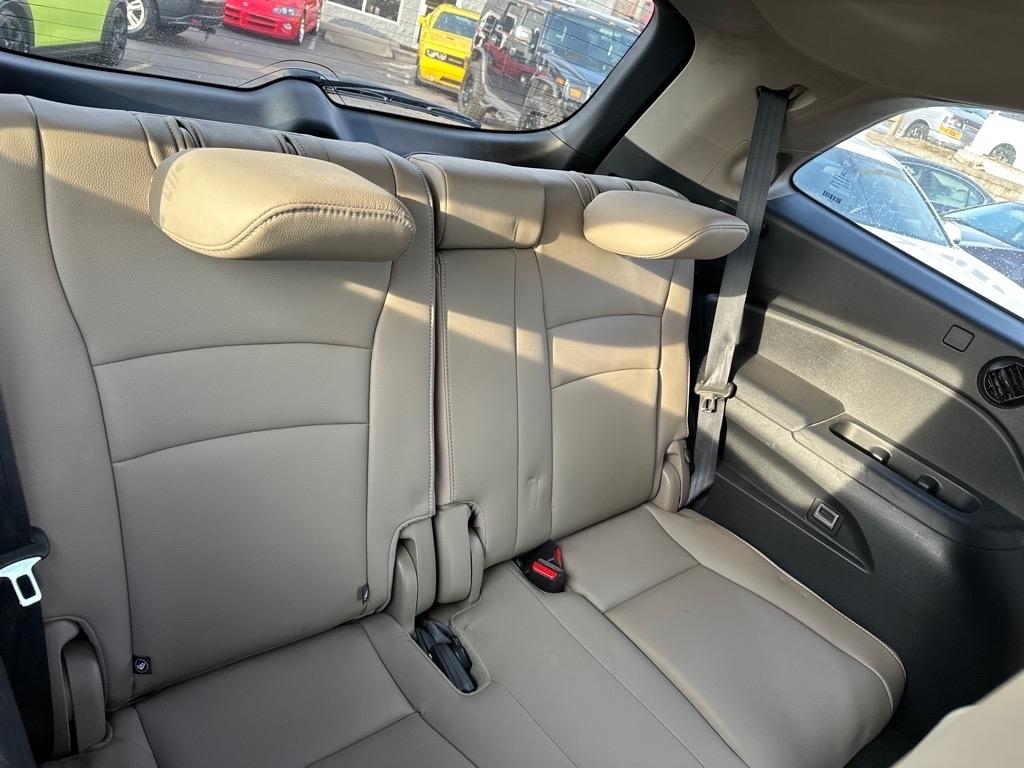 Honda Pilot Touring w/Rear Captain's Chairs AWD 2020