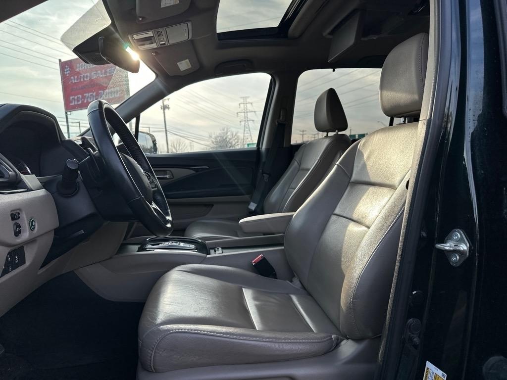 Honda Pilot Touring w/Rear Captain's Chairs AWD 2020