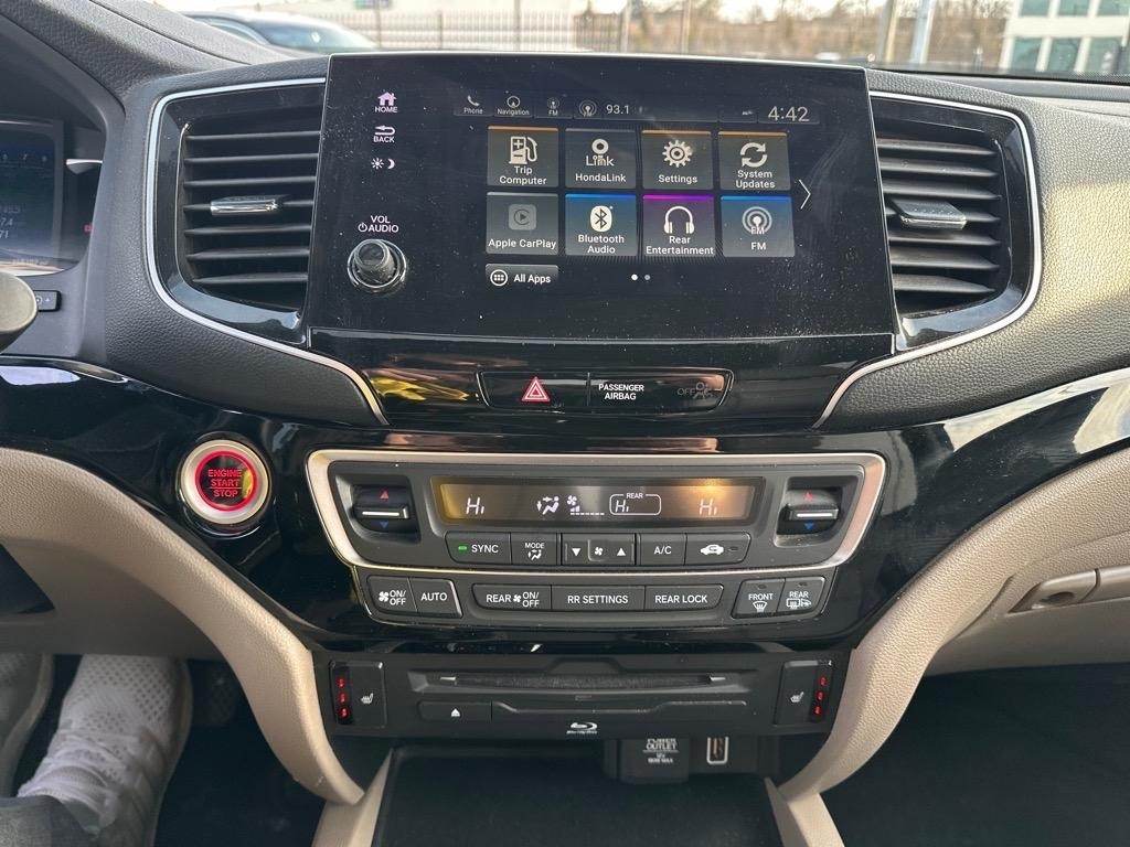 Honda Pilot Touring w/Rear Captain's Chairs AWD 2020