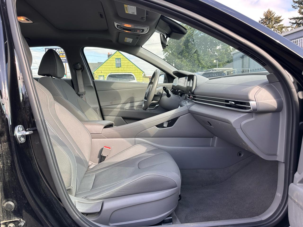 Hyundai Elantra photo 18