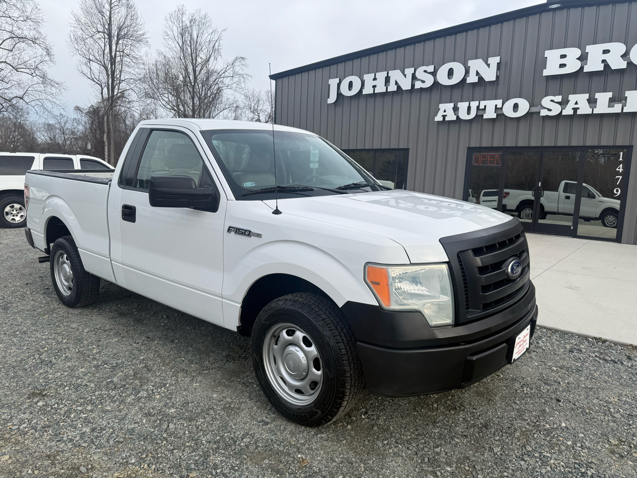 Ford F-150 2WD Reg Cab 122.5" XL 2010
