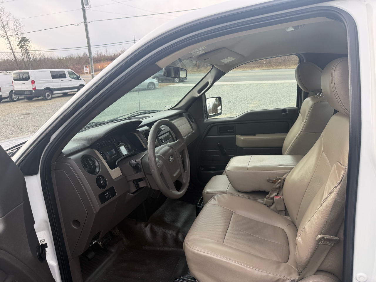 Ford F-150 2WD Reg Cab 122.5" XL 2010