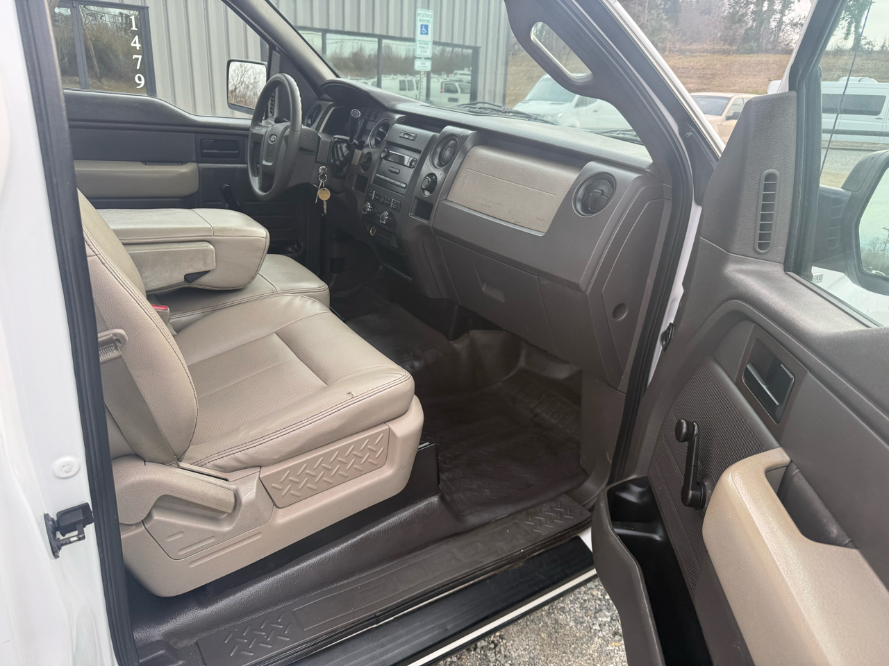 Ford F-150 2WD Reg Cab 122.5" XL 2010