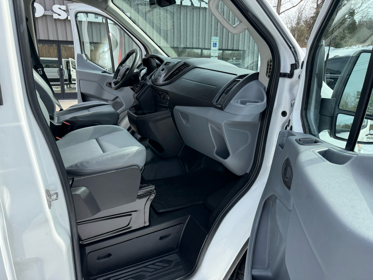 Ford Transit 350 Wagon Low Roof XL w/Sliding Pass. 148-in. WB 2017