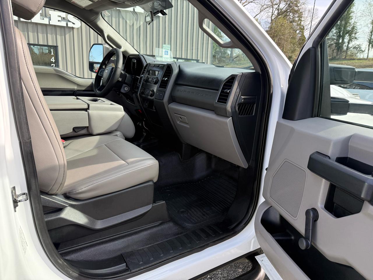 Ford F-550 Regular Cab DRW 4WD 2017