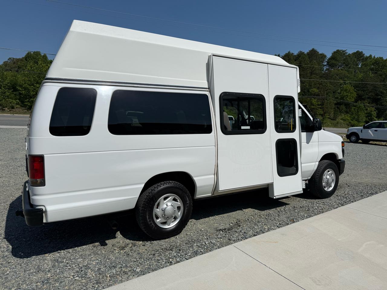 Ford Econoline E-350 Super Duty Extended 2014