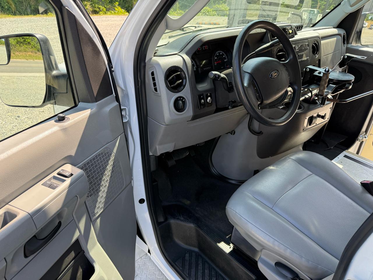 Ford Econoline E-350 Super Duty Extended 2014