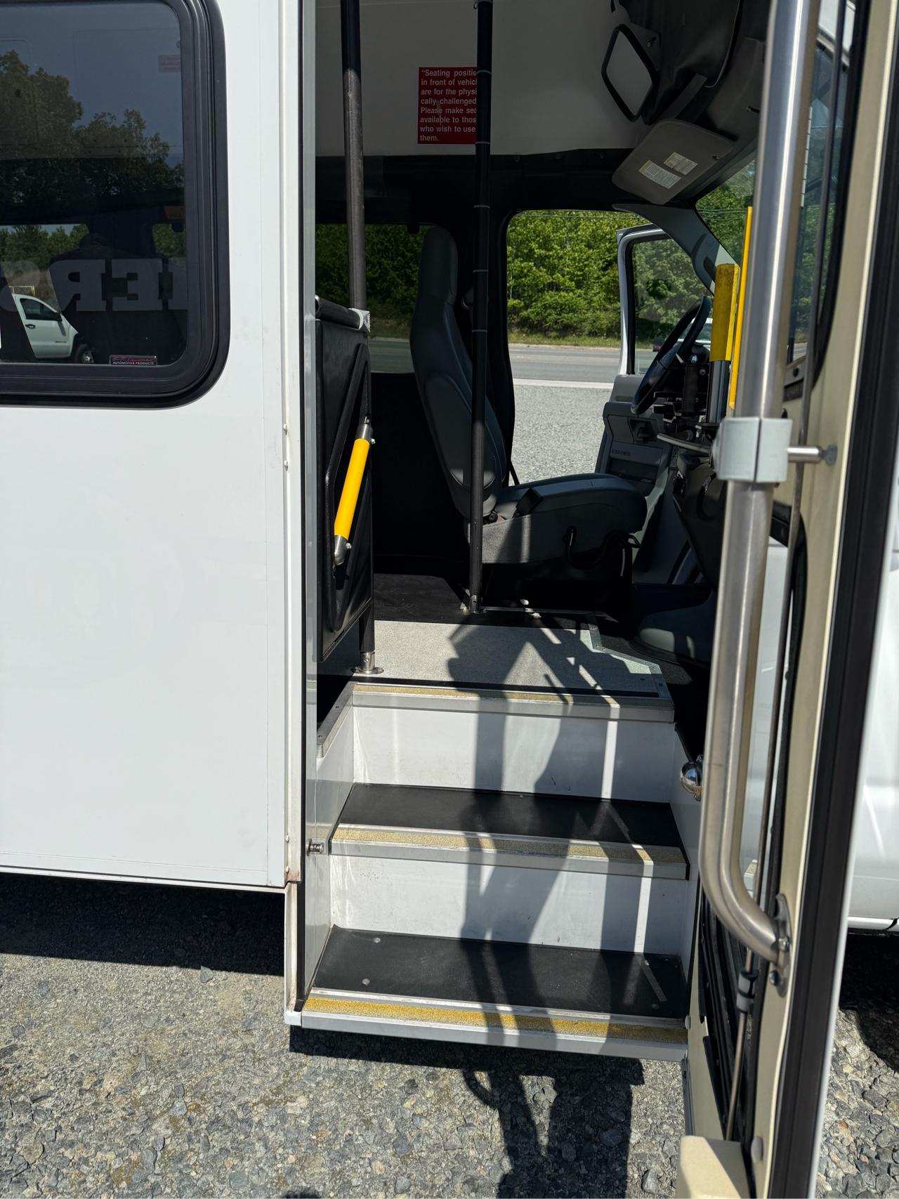 Ford Econoline E-350 Super Duty Extended 2014