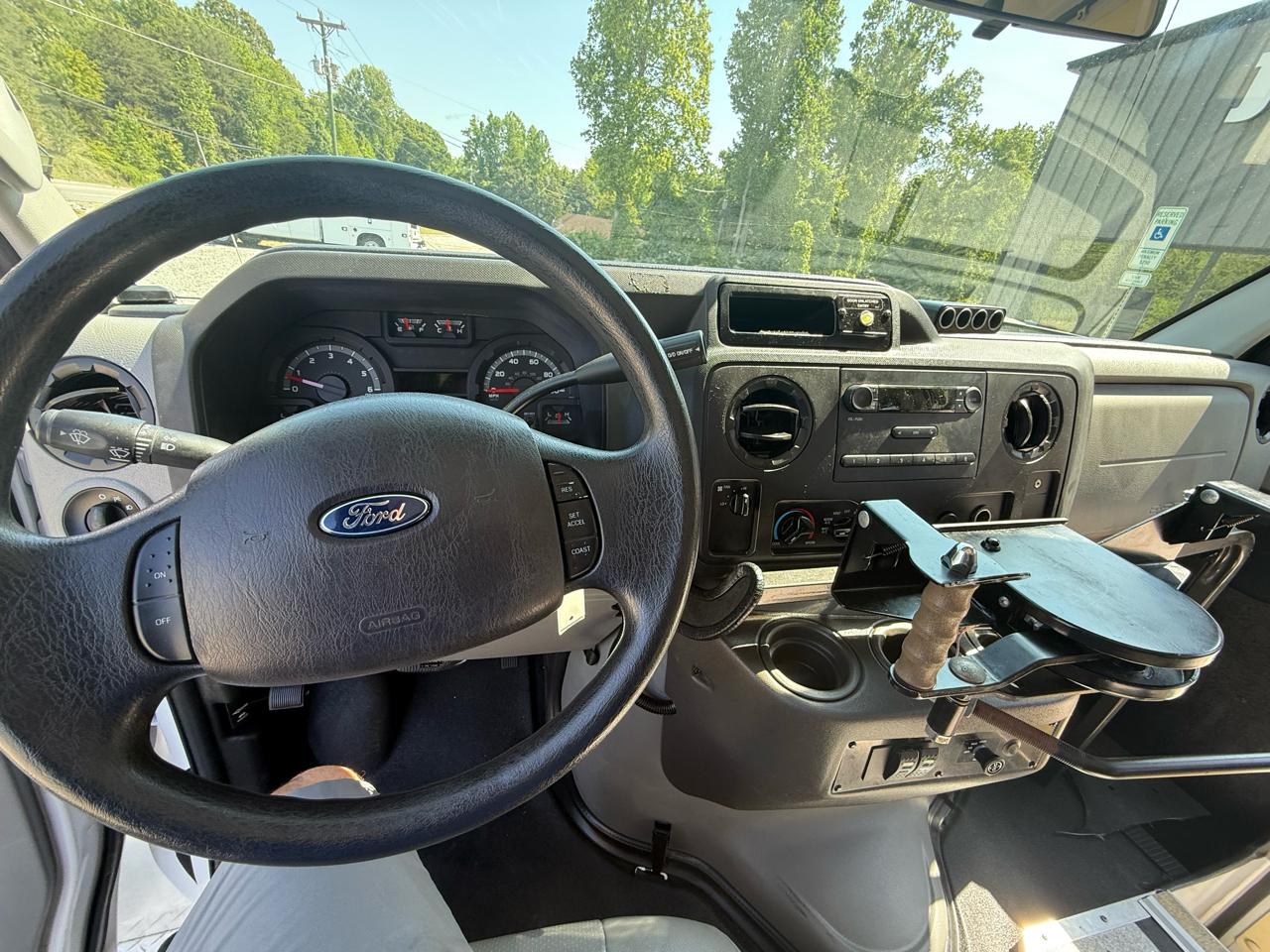 Ford Econoline E-350 Super Duty Extended 2014