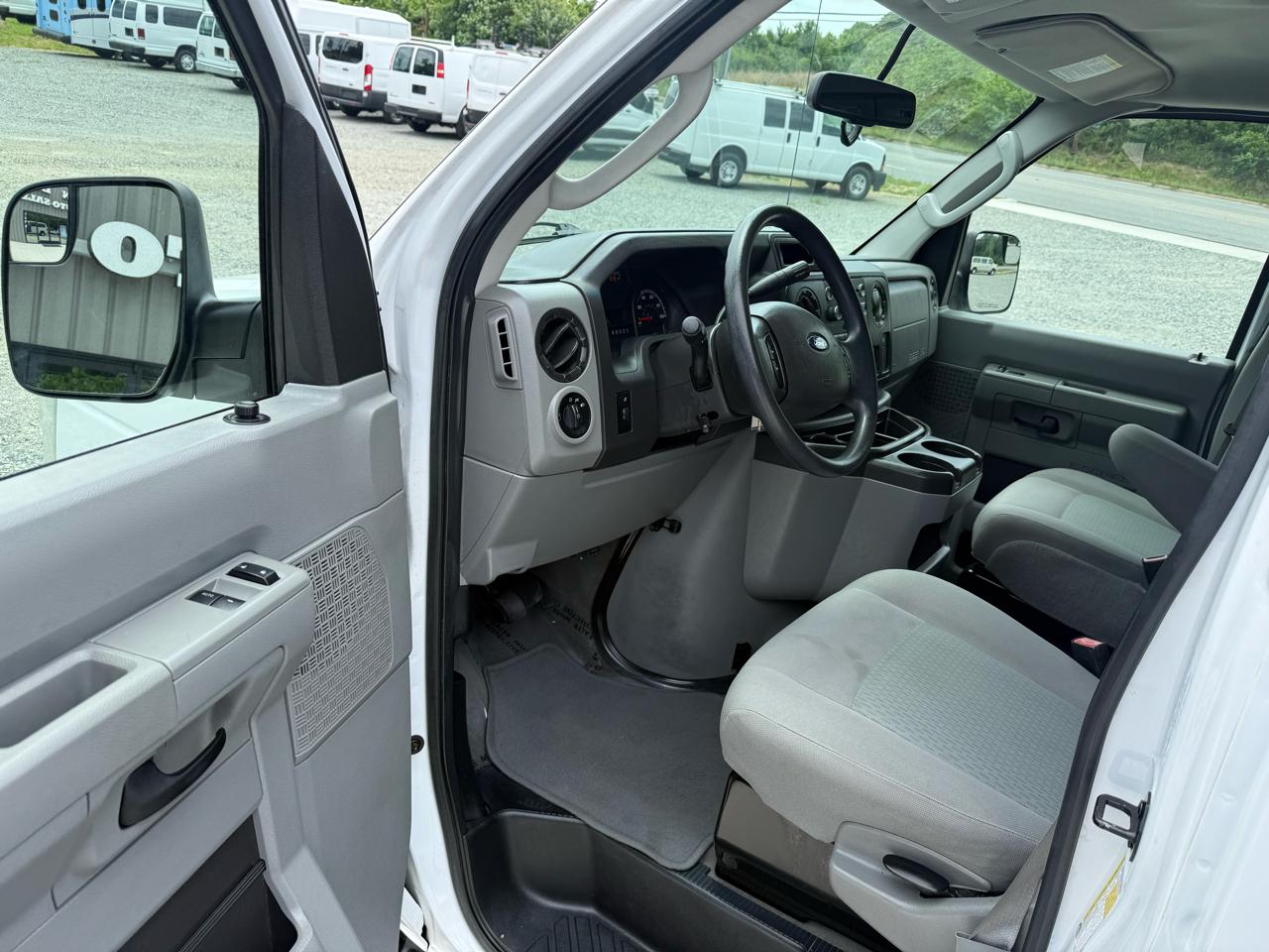 Ford Econoline E-350 XL Super Duty 2014