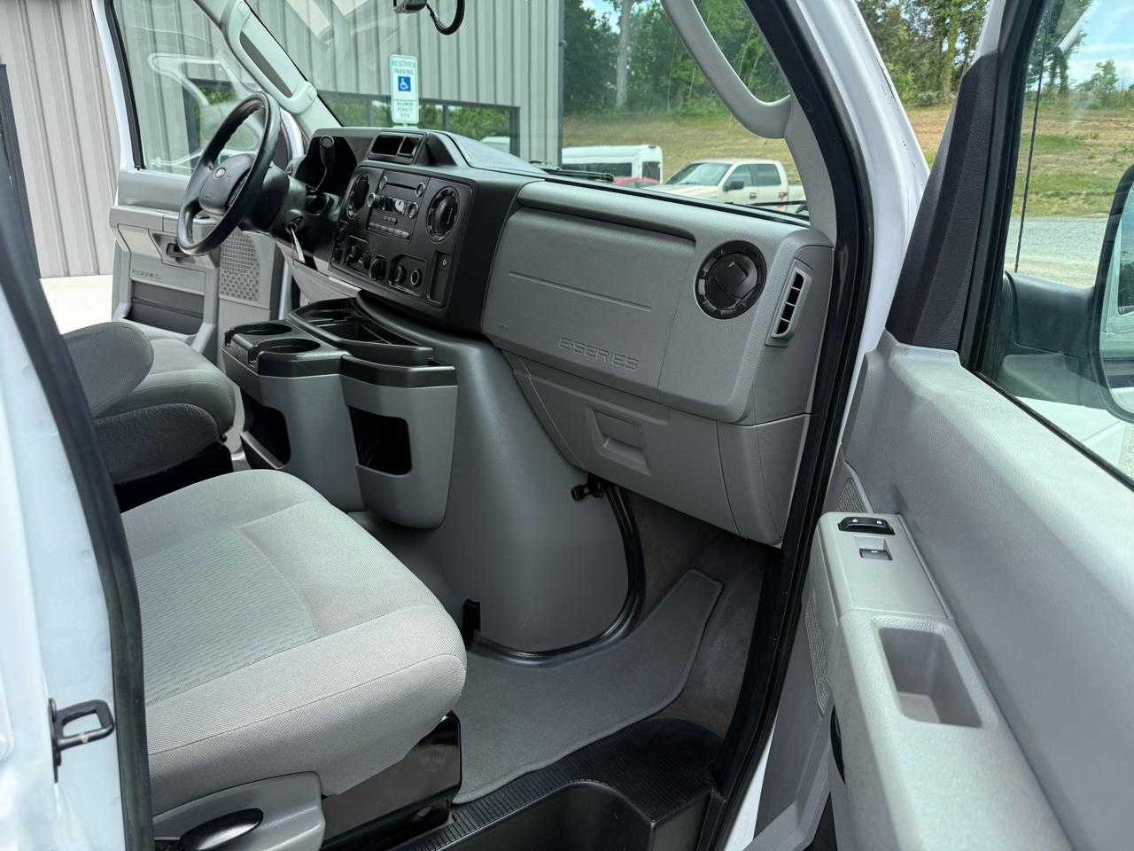Ford Econoline E-350 XL Super Duty 2014