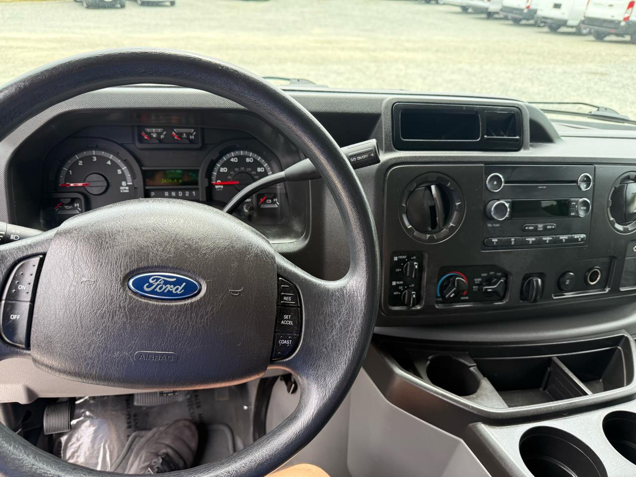 Ford Econoline E-350 XL Super Duty 2014