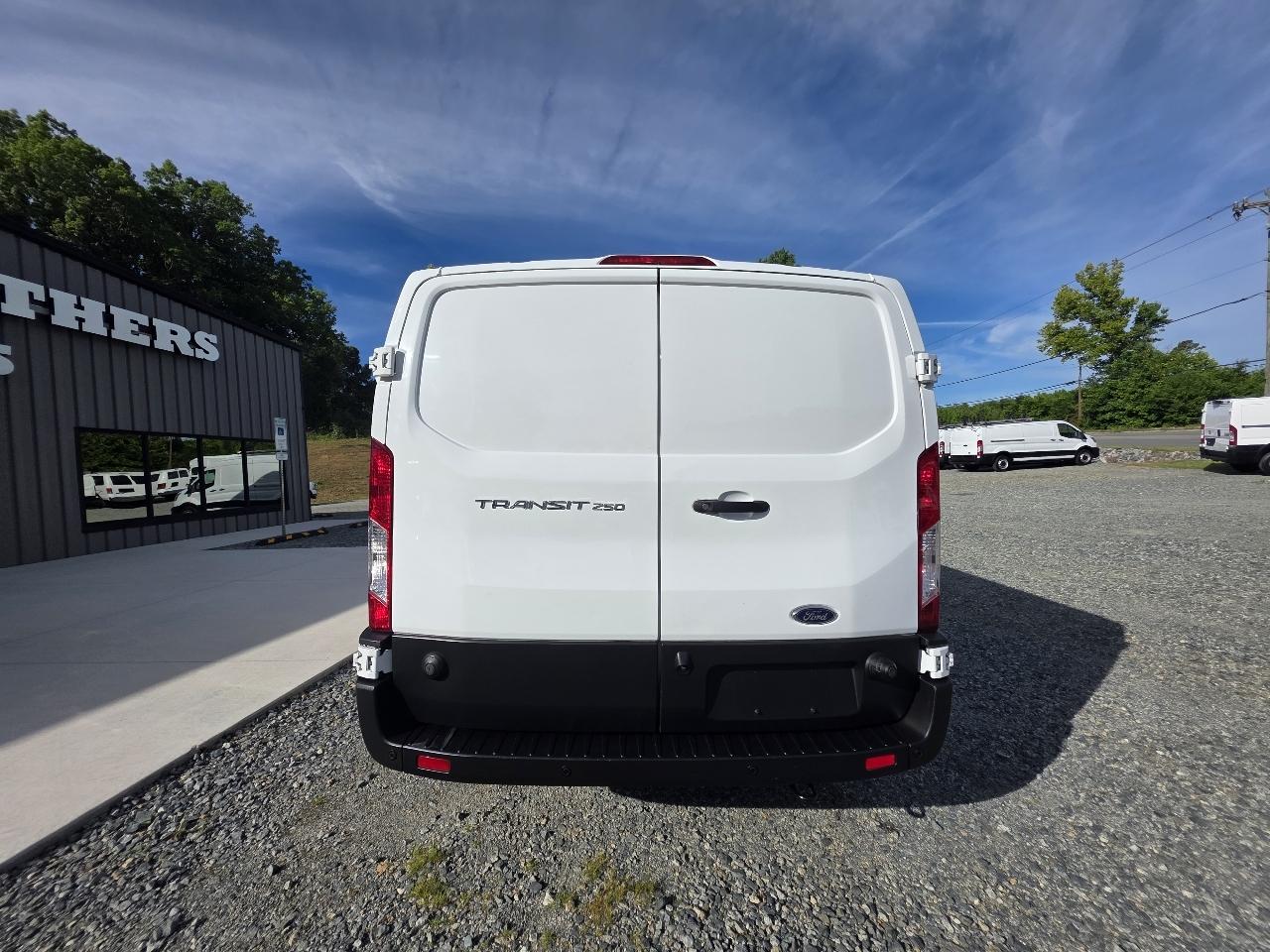 Ford Transit 250 Van Low Roof w/Sliding Pass. 130-in. WB 2020