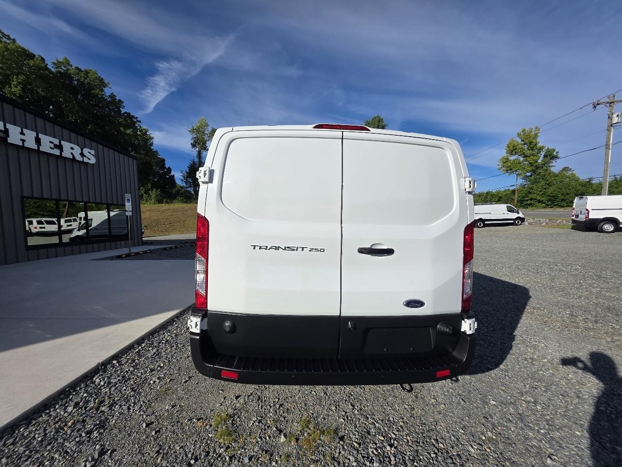 Ford Transit 250 Van Low Roof w/Sliding Pass. 130-in. WB 2020