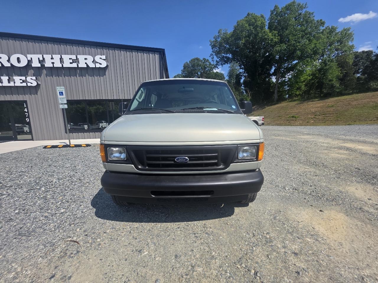 Ford Econoline E-350 XL Super Duty 2004