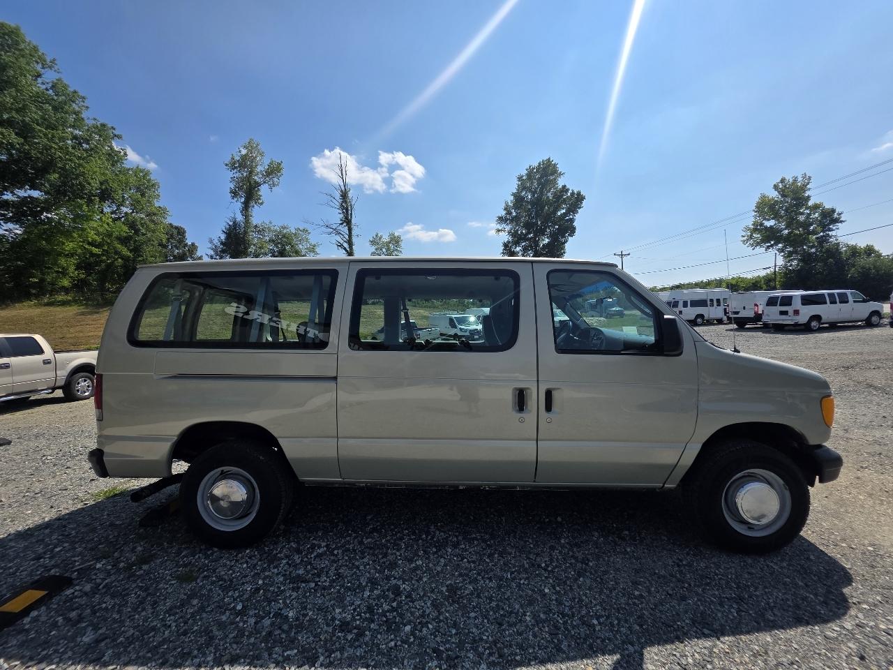 Ford Econoline E-350 XL Super Duty 2004
