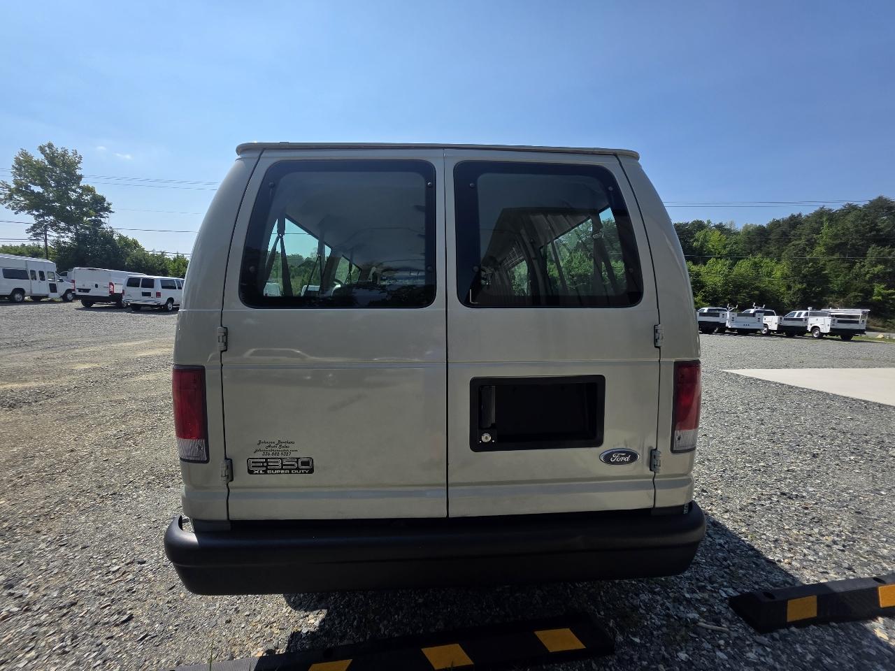 Ford Econoline E-350 XL Super Duty 2004