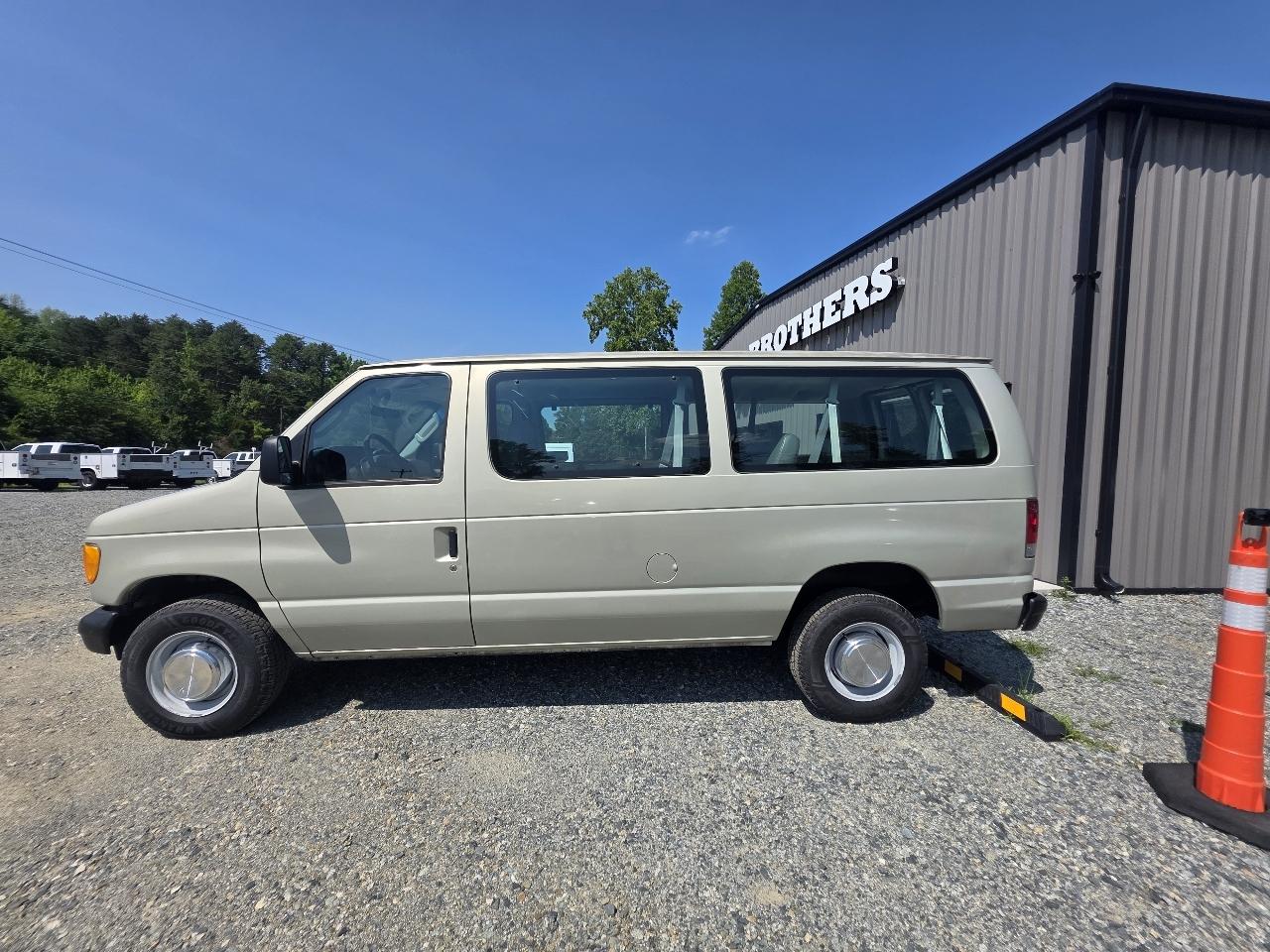 Ford Econoline E-350 XL Super Duty 2004