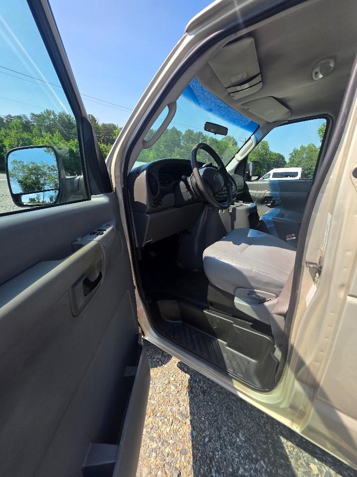 Ford Econoline E-350 XL Super Duty 2004