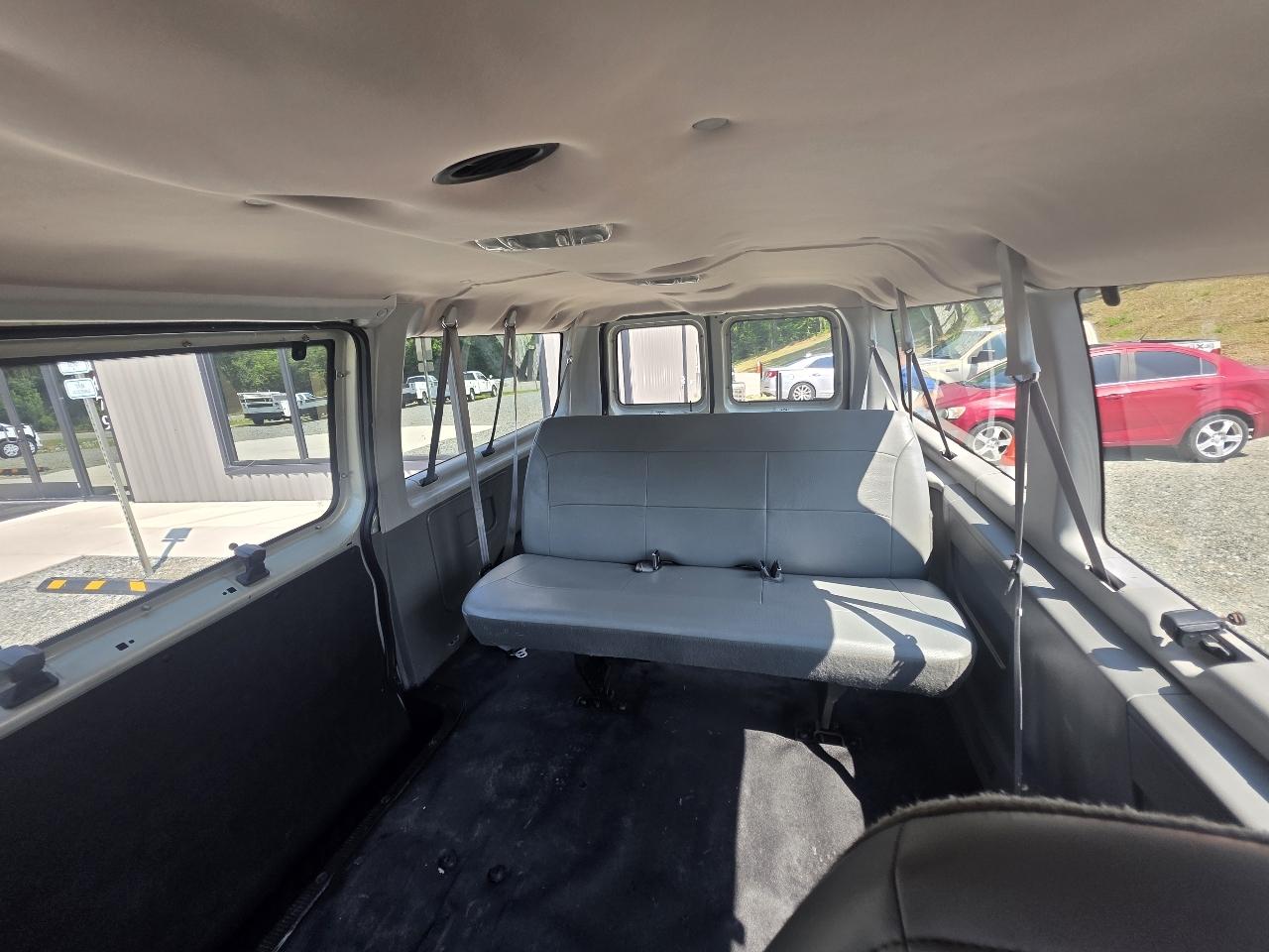 Ford Econoline E-350 XL Super Duty 2004