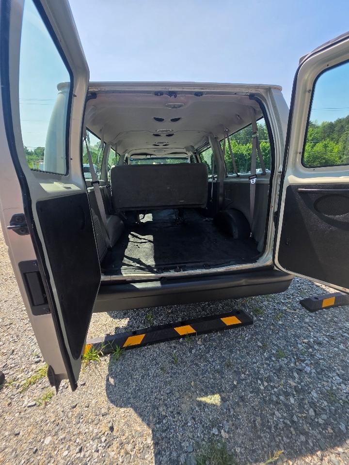 Ford Econoline E-350 XL Super Duty 2004