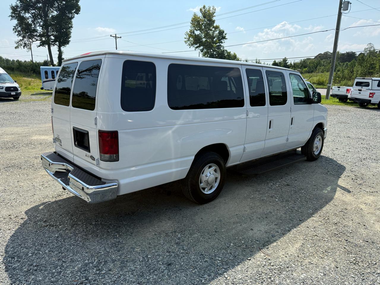 Ford Econoline E-350 XLT Super Duty Extended 2013