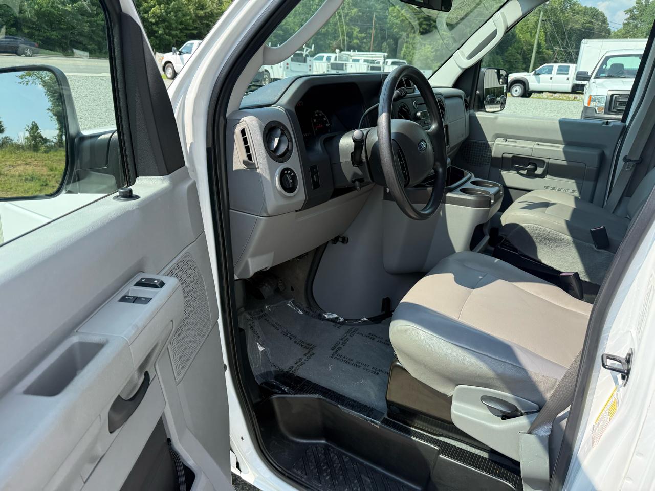 Ford Econoline E-350 XLT Super Duty Extended 2013