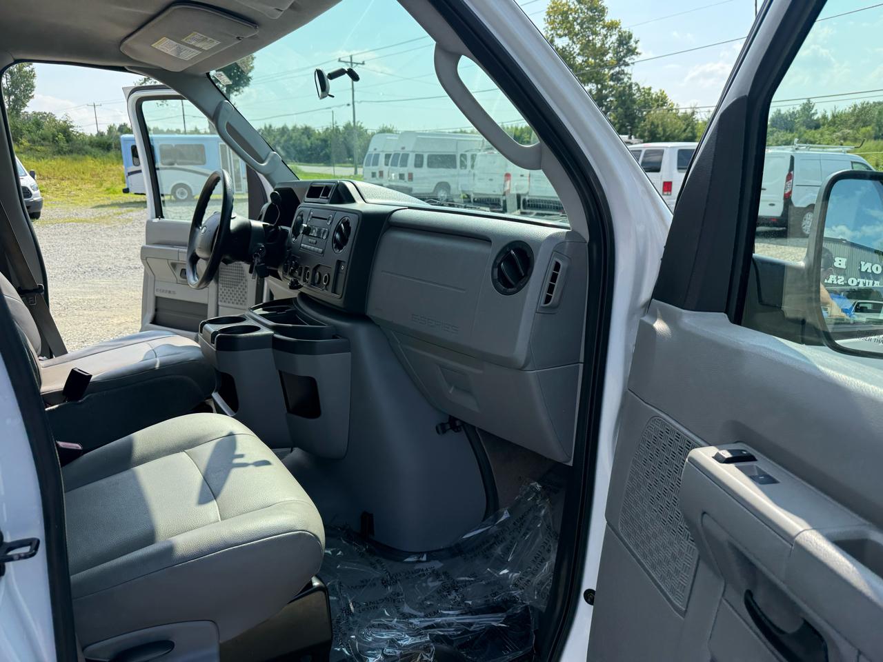 Ford Econoline E-350 XLT Super Duty Extended 2013