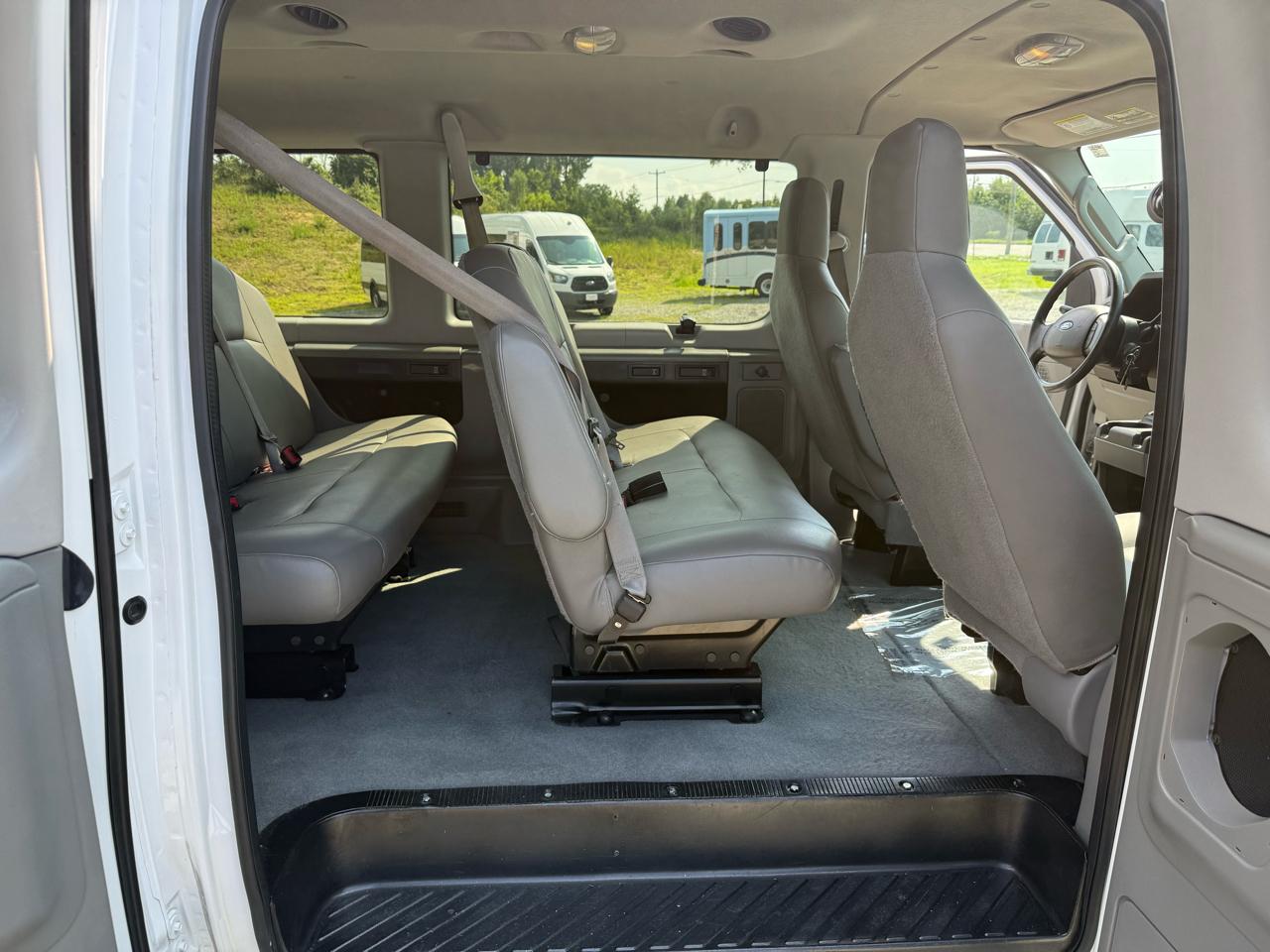Ford Econoline E-350 XLT Super Duty Extended 2013
