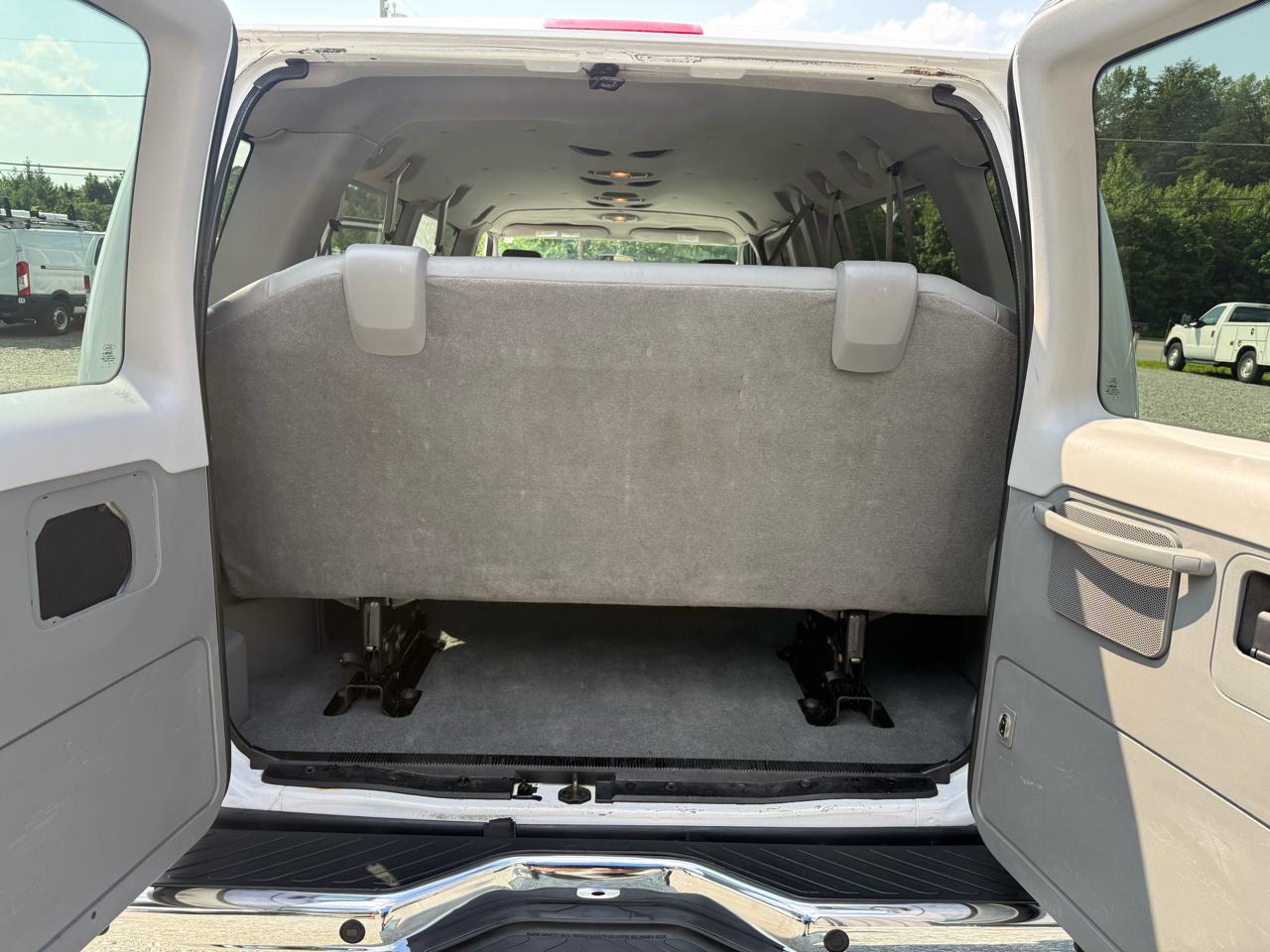 Ford Econoline E-350 XLT Super Duty Extended 2013