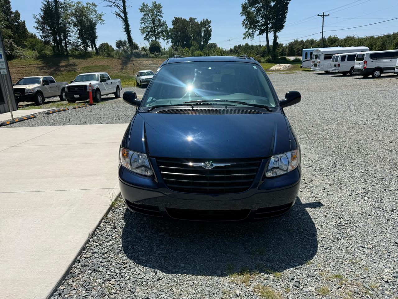 Chrysler Town & Country LX 2005