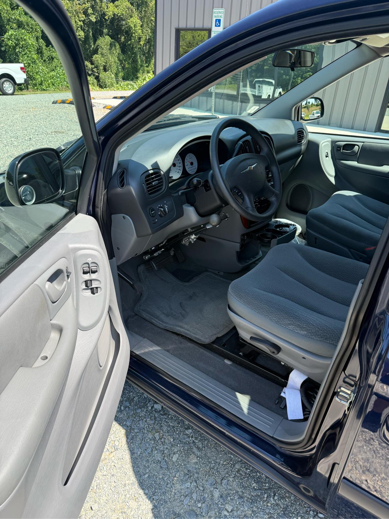 Chrysler Town & Country LX 2005
