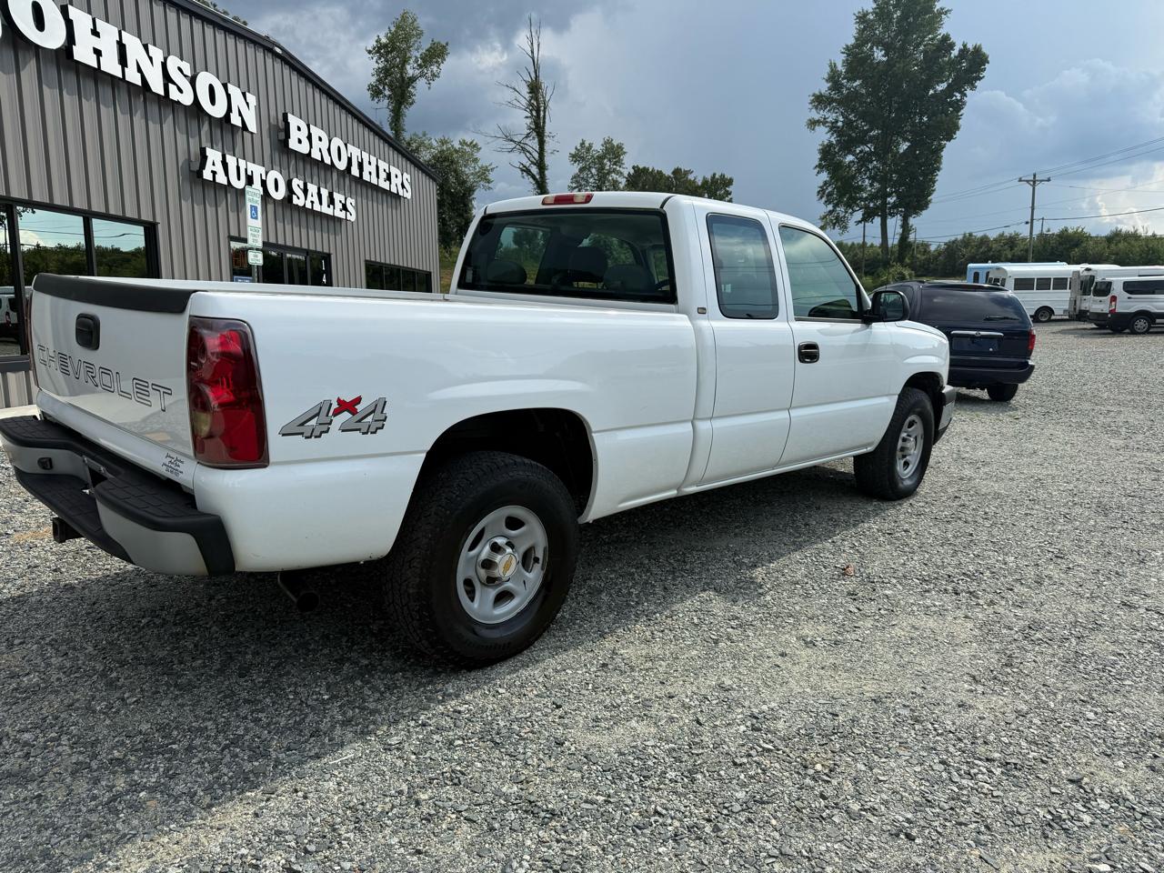 Chevrolet Silverado 1500 4WD Ext Cab 143.5" LS 2003