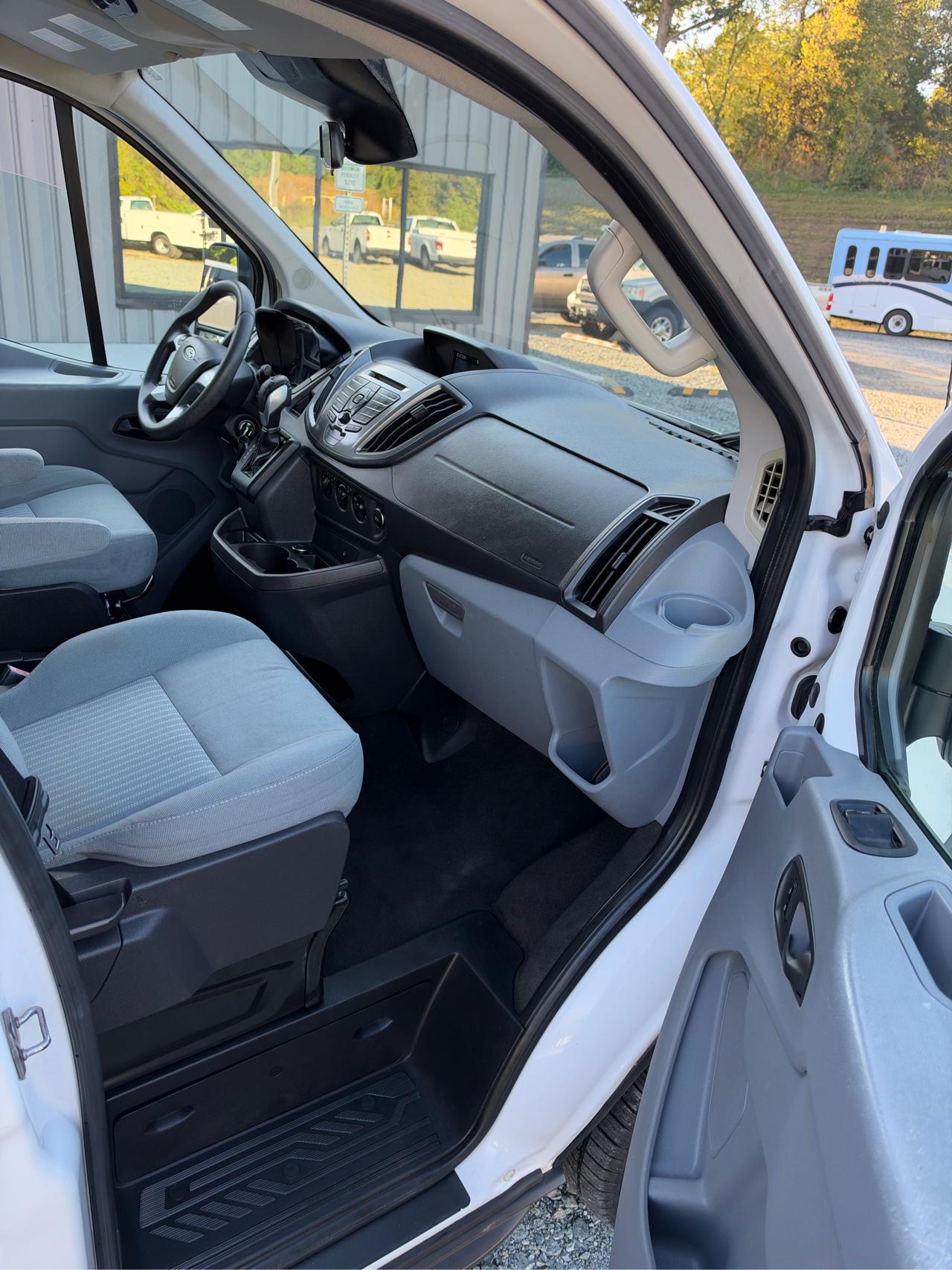 Ford Transit 350 Wagon Low Roof XLT 60/40 Pass. 148-in. WB 2015