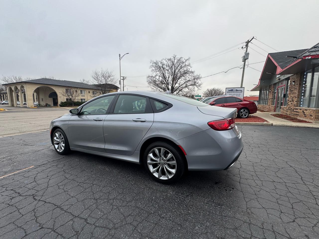 Chrysler 200 4dr Sdn S AWD 2015
