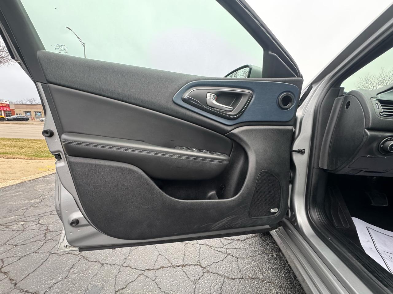 Chrysler 200 4dr Sdn S AWD 2015