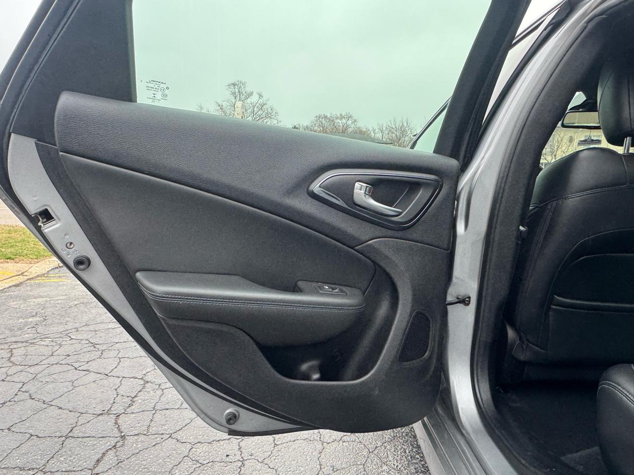 Chrysler 200 4dr Sdn S AWD 2015