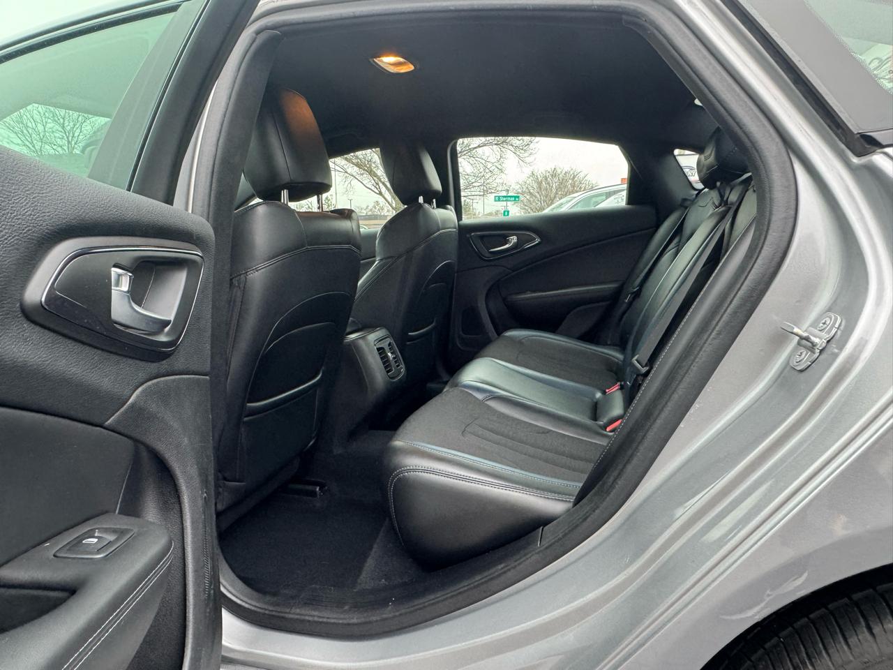 Chrysler 200 4dr Sdn S AWD 2015