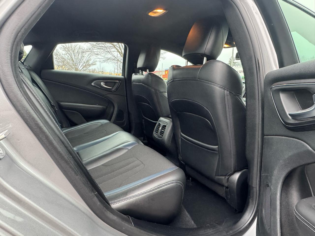 Chrysler 200 4dr Sdn S AWD 2015