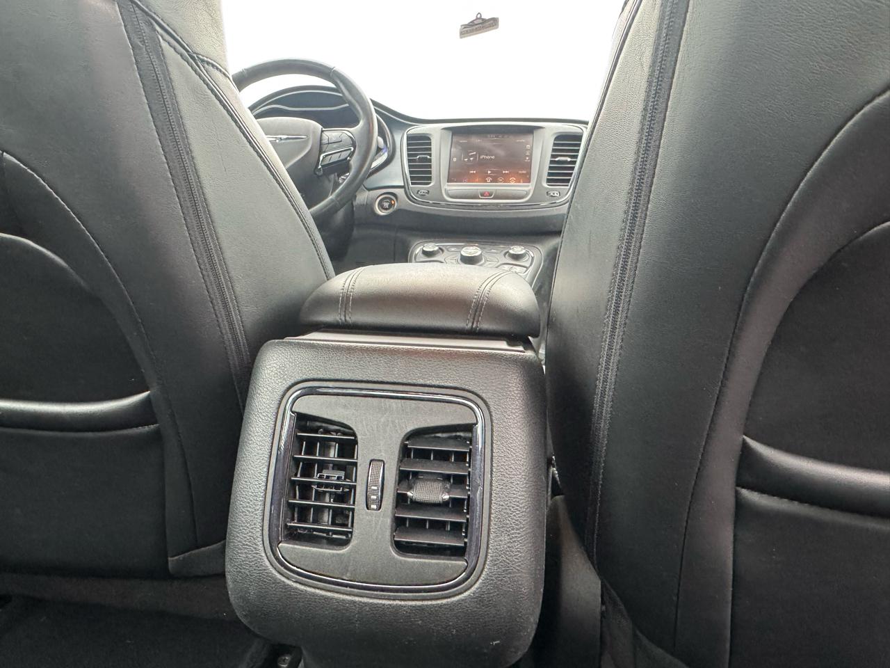 Chrysler 200 4dr Sdn S AWD 2015